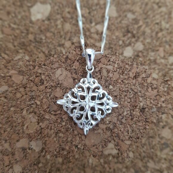 Sterling silver necklace with filigree pendant - Picture 7 of 8
